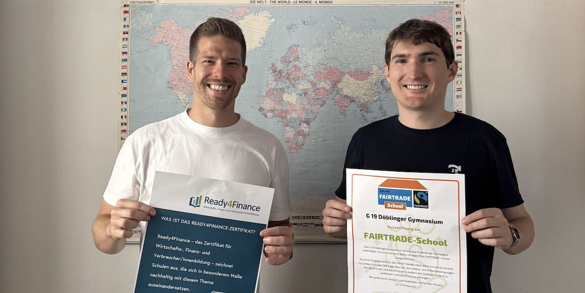 Zweifache Freude an der Eingangstür: Wir sind FAIRTRADE- und Ready4Finance-Schule!