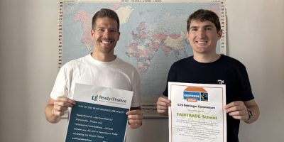Zweifache Freude an der Eingangstür: Wir sind FAIRTRADE- und Ready4Finance-Schule!